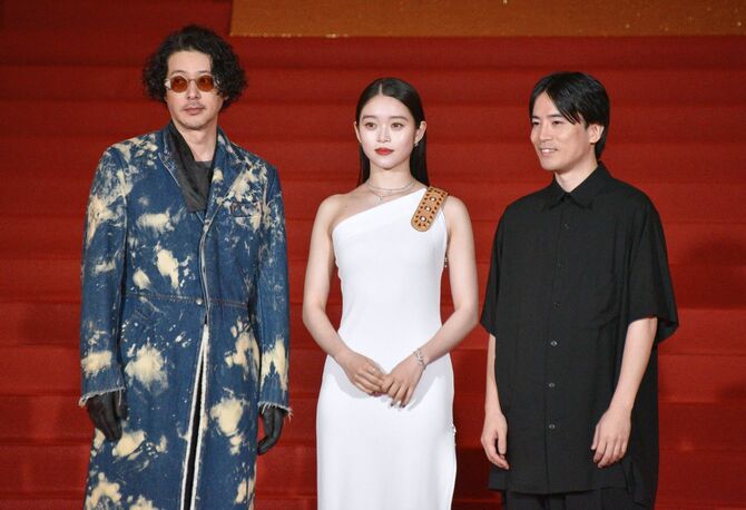 上海国際映画祭の会場で撮影に応じる、映画『夏の砂の上』に出演した（左から）オダギリジョーさんと高石あかりさん、右は玉田真也監督＝2025年6月21日、中国上海市