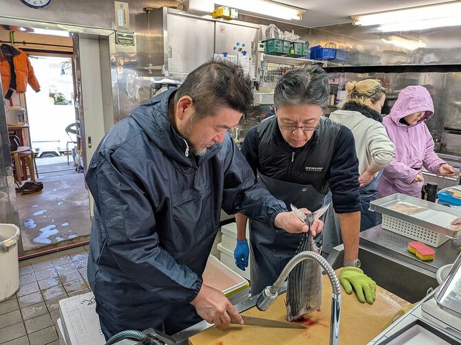 左が上田さん。あらゆる魚種の下処理法から料理法までを実演しながら教えてくれます