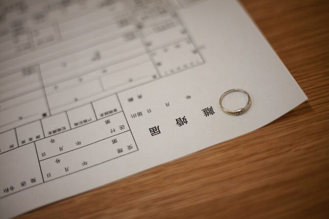 離婚届と結婚指輪