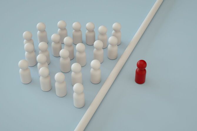 自分以外はみな線の引かれた向こう側にいる