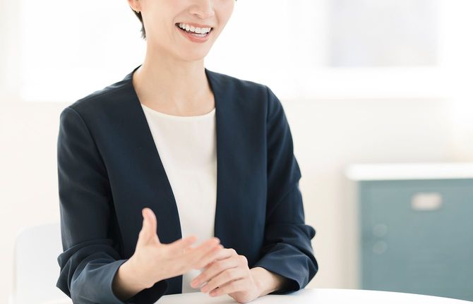 オフィスで働く日本人女性