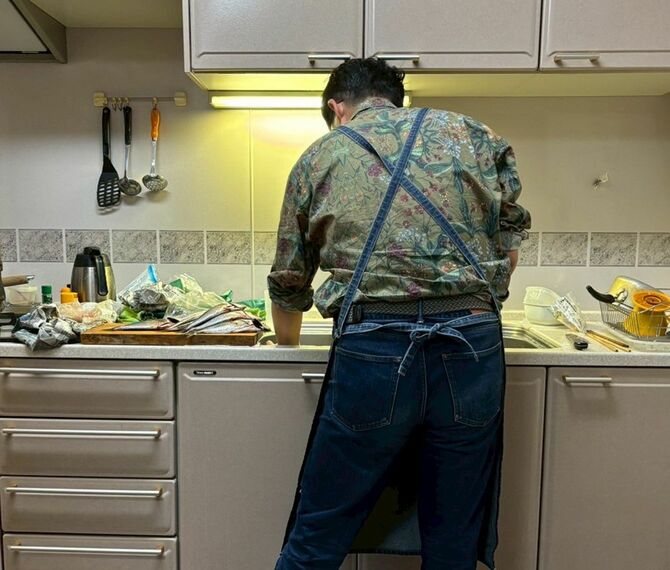 叔母宅の台所にて。今は亡き叔父が愛用していたエプロンや包丁を使わせてもらった。鮮魚は人と人をつないでくれる