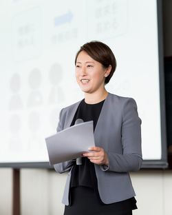 教鞭をとる東明有美さん＝本人提供