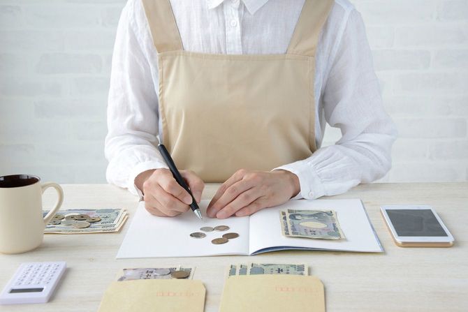 家計簿をつける主婦