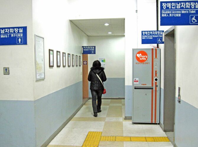 天安駅（韓国）のゾーニングされたトイレ　左手前から男性用、女性用、右手前から男性身体障害者用、女性身体障害者用、と4つのゾーンにわかれている。