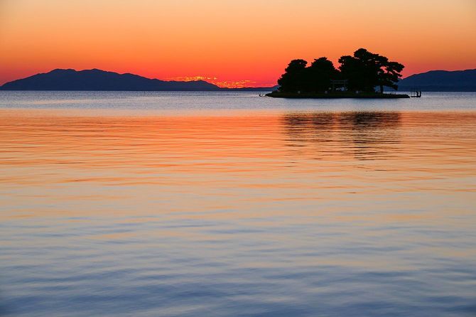 島根県松江市袖師町から見た、夕焼けの宍道湖と嫁ヶ島。対岸左側の山影は旅伏山