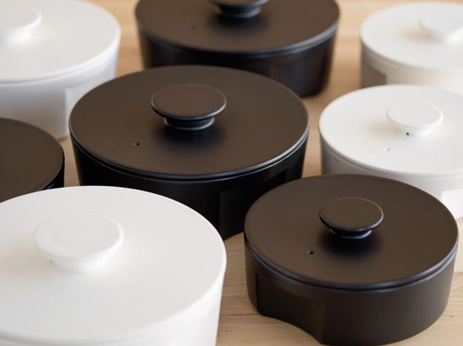 秋田さんがデザインしたdo-nabeシリーズは、本体を凹ませて取っ手とすることで収納しやすいスマートな形に。