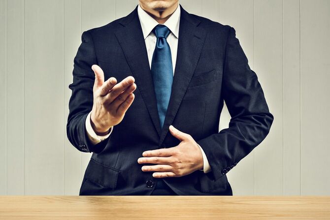 説明するビジネスマン