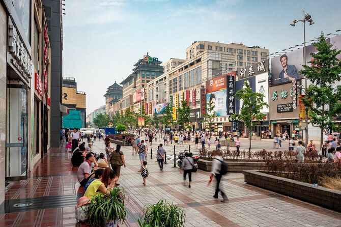 中国の首都北京で最も有名で繁栄した商店街、王福井ウォーキングストリートの買い物客