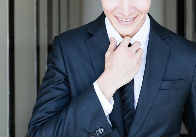 ネクタイを触るビジネスマン