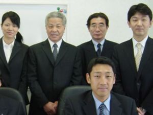 入社当時の佐藤さん（後列左端）。前列は渡辺雅司専務（現在の社長） 写真提供＝船橋屋