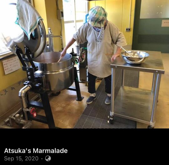 マーマレード工場の大釜で作業中