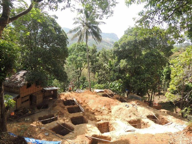 サヒヤンデ劇場の建設の様子。左にあるのがツリーハウスだ