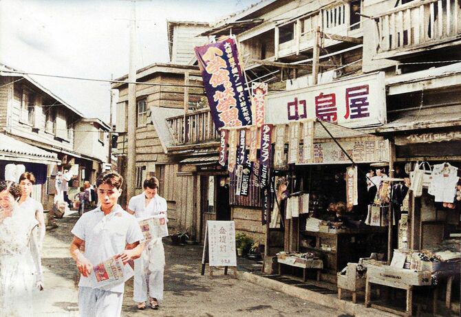 昭和30年代の軍艦島の生活風景。行商のほか常設の個人商店もあった