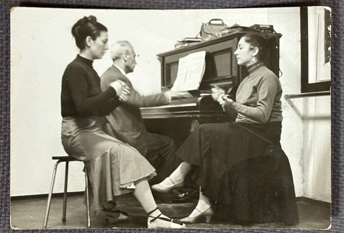 ベティ先生（右）のレッスンを受ける。