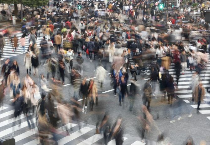 渋谷のスクランブル交差点を渡る人々