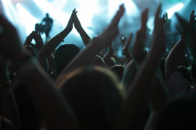コンサートで手拍子する観客