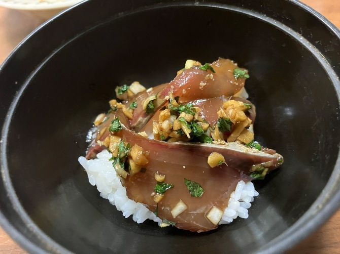 ブリ茶漬け。ブリがやや硬めだったのでほうじ茶をかけて茶漬けにしたらちょうどよい歯応えになりました。薬味もいい仕事をしています