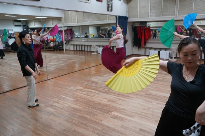 月に1、2回は今も自ら指導にあたる小松原庸子さん（左端）。