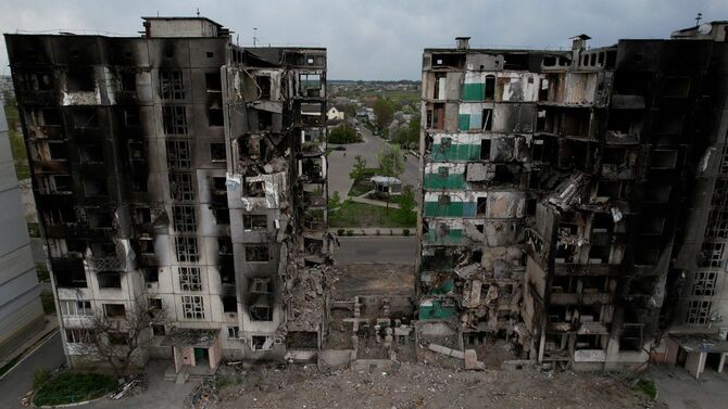 ウクライナの首都キーウ近郊のボロディアンカ。ロシア軍の攻撃で破壊された建物。2022年5月8日撮影