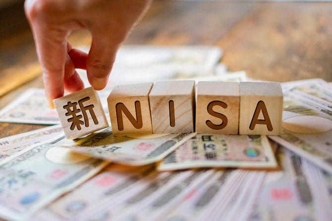 たくさんのお札と「新NISA」の文字