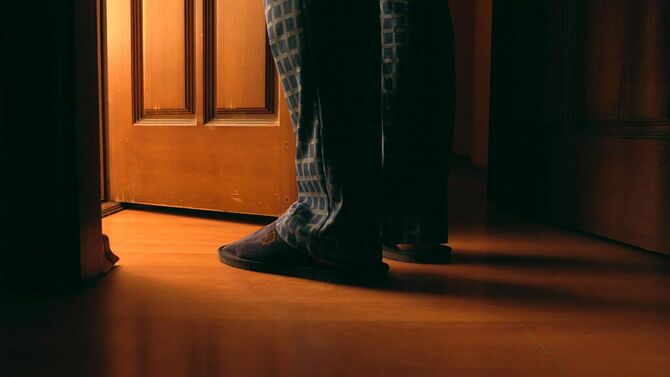 スリッパをはいて居室から出ようとしている人の足元