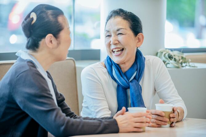 高齢者の女性の友人同士