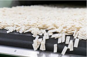 乾燥後の状態。その後、あられの製造ではめずらしい石のトンネル窯を使用して焼く