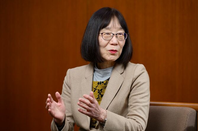 インタビューに答える赤根智子さん