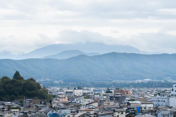 伊那小学校から街を見下ろす。曇っていても十分いい景色なのだが……。