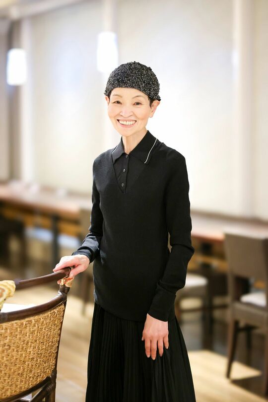 「明るい色のお洋服のほうがよかったかしら」と村上祥子さん。この日は朝一番の飛行機で上京し、日帰りで打ち合わせなどをこなすという。