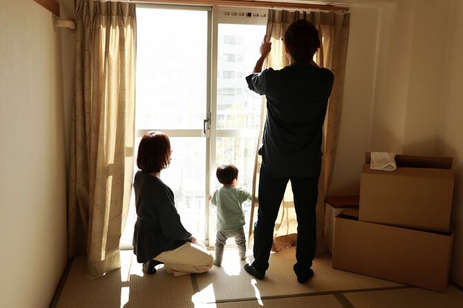 日本の家族が新しい家に引っ越す