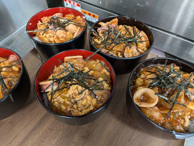 松井さん作のまかない飯。ムギイカの肝入りあんかけ卵丼