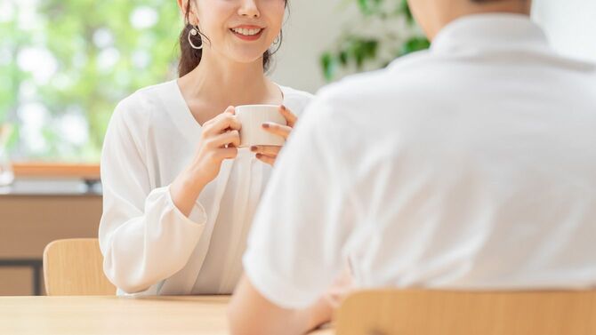 お茶を飲みながら話をする男女