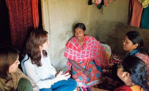 女性蔑視の文化が根強く残るインド。最も被害が多い西ベンガル州の村で女性たちの話を聞く村田さん。写真提供：かものはしプロジェクトともに?Siddhartha Hajra