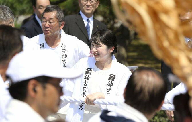 伝統行事「お木曳」に参加され、笑顔で綱を引く愛子さま。2026年8月2日午後、三重県伊勢市の伊勢神宮内宮