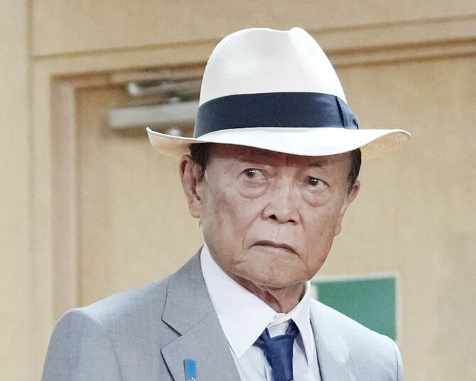 自民党の臨時役員会に臨む麻生太郎副総裁＝2026年7月30日、東京・永田町の党本部