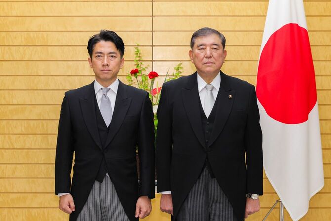 農林水産大臣の辞令交付の際の小泉進次郎氏（左）