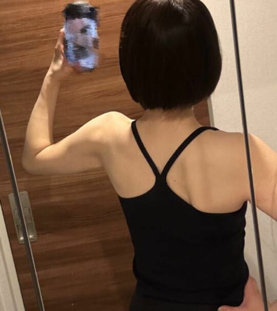 贅肉が落ちて肩甲骨がきれいに出る背中。筋トレ翌日のカラダの変化も継続のモチベーションだそう