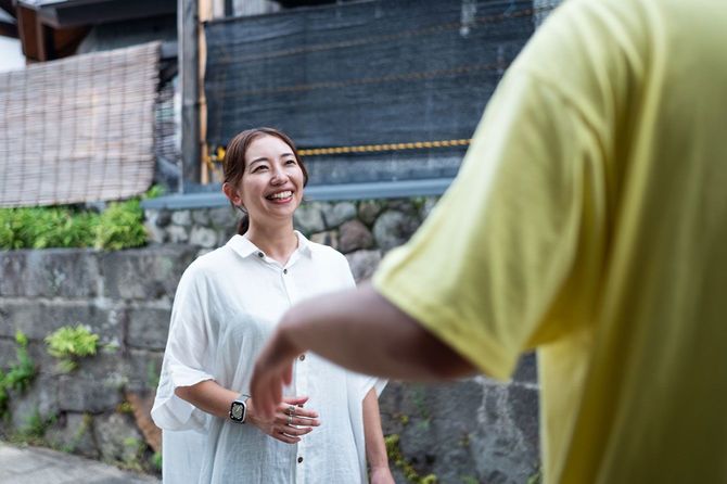 知り合いに声をかけられ、談笑する佳乃子さん