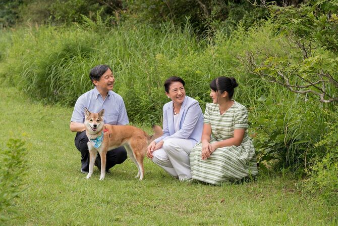 2019年8月、愛犬の由莉とともに那須御用邸の敷地内を散策する天皇、皇后両陛下と愛子内親王殿下
