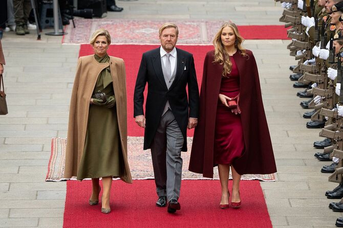 オランダのウィレム・アレクサンダー国王夫妻と、長女で次の女王となるカタリナ・アマリア王女（右）2025年10月3日