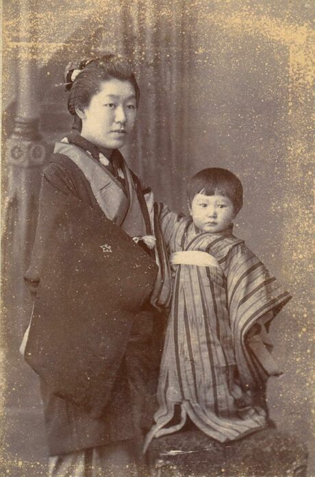 小泉八雲の妻セツと長男の一雄　写真提供＝小泉家（無断複製禁止）