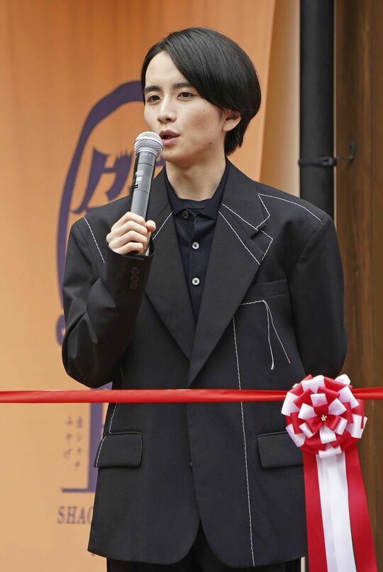 「大河ドラマ『どうする家康』展」のオープニングセレモニーで、あいさつする井伊直政役の板垣李光人さん＝2023年7月8日午前、名古屋市