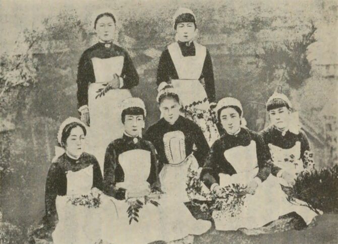 「桜井女学校の看護婦生徒とアグネス・ヴェッチ」の写真、前列右から2番目が大関和