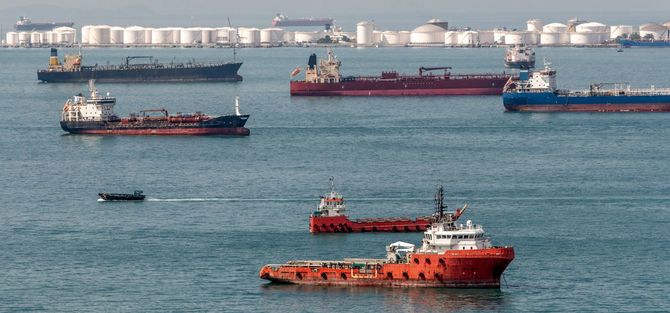 マラッカ海峡の船舶と石油タンク