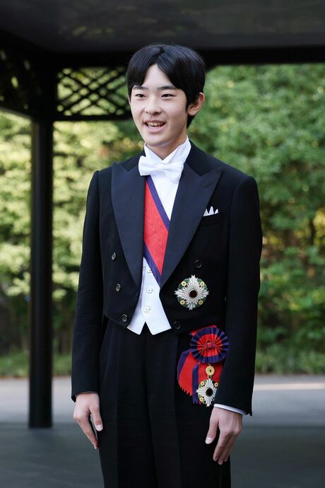 成年式の儀式を終え、報道陣の取材に応じられる秋篠宮家の長男悠仁さま