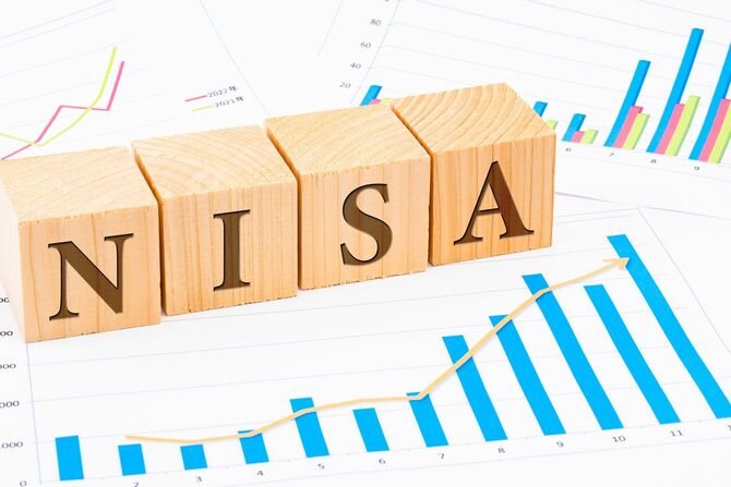 複数のチャートの上に、木製ブロックには「NISA」の文字