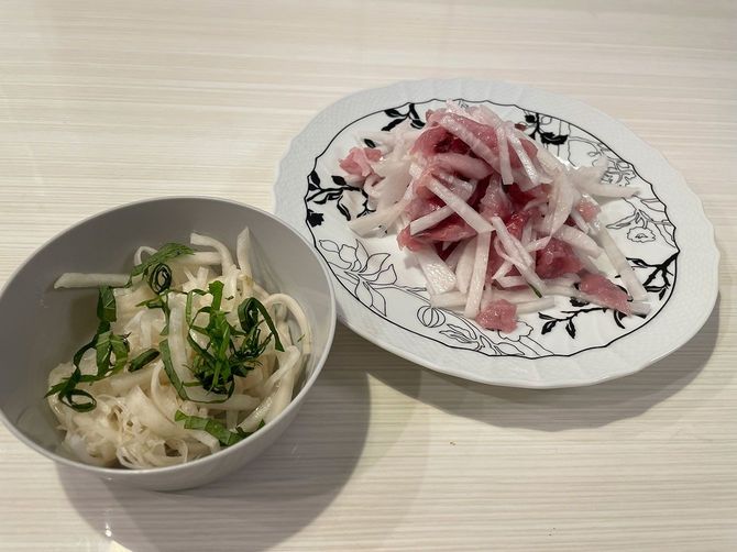 ハガツオのつかんまぜと大根の皮の塩もみ。味はいまひとつですが、さっぱりした前菜にはなりました