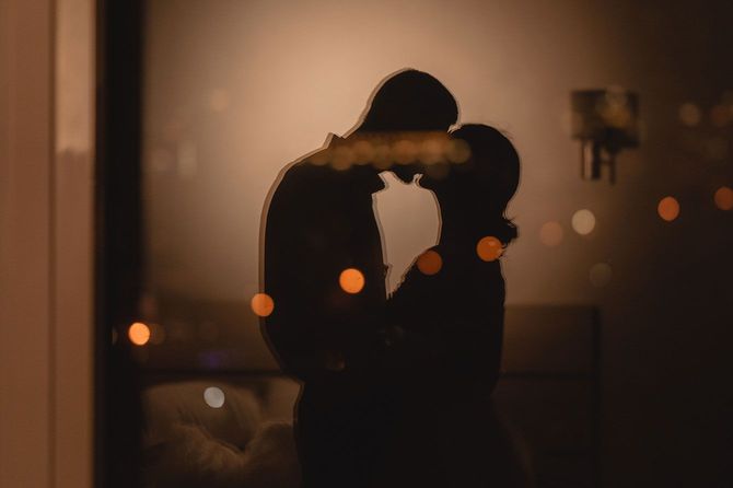 キスをしているカップル